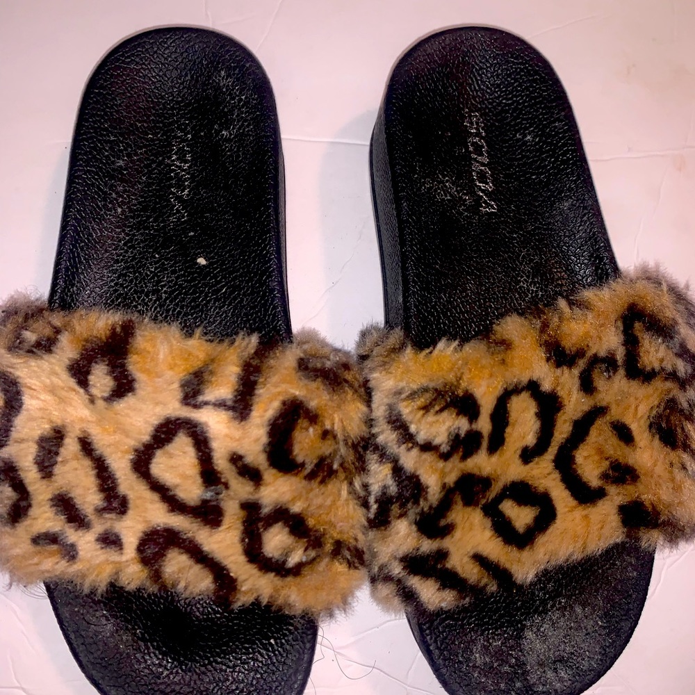 Black with cheetah print fur sandals